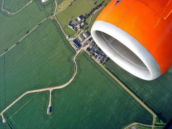 cool-angle-out-of-ain-airplane-window