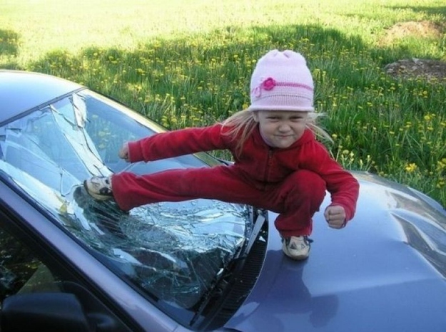 This parent who turned a broken windshield into an awesome photo op: