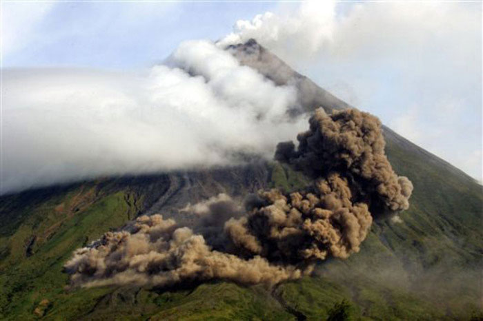 16) Ash clouds above The Buang Valley on the upper ridge of the Mayon Volcano, 1984 (Philippines)