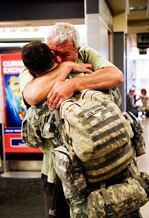 17. When Specialist Dean Oldt, a marksman with the 101st Airborne, reunited with his dad
