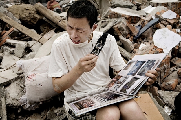 3. When a survivor of an earthquake found a treasured photo album intact in Sichuan, China