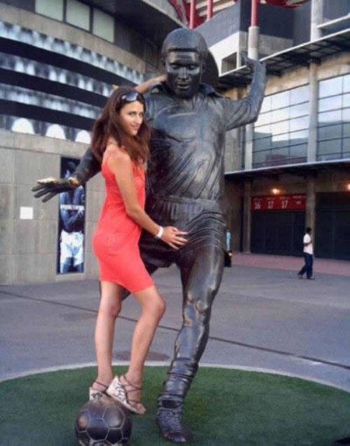 The 30 Most Inappropriate Poses With Statues Of All Time Pulptastic