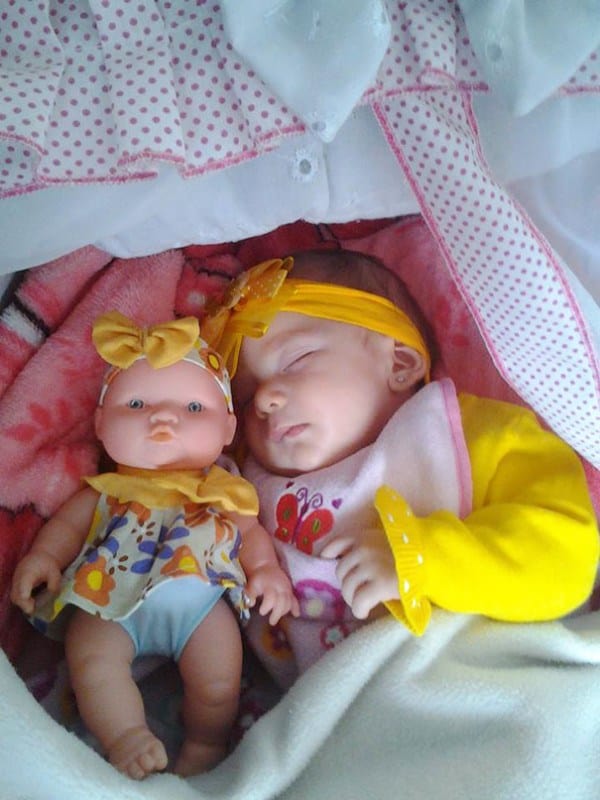 38 Adorable Babies And Their Toy Dolls Who Look Uncannily Alike ...