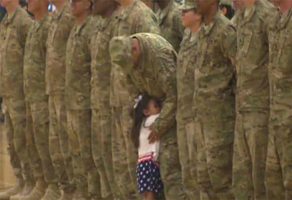 little-girl-hug-soldier-daddy