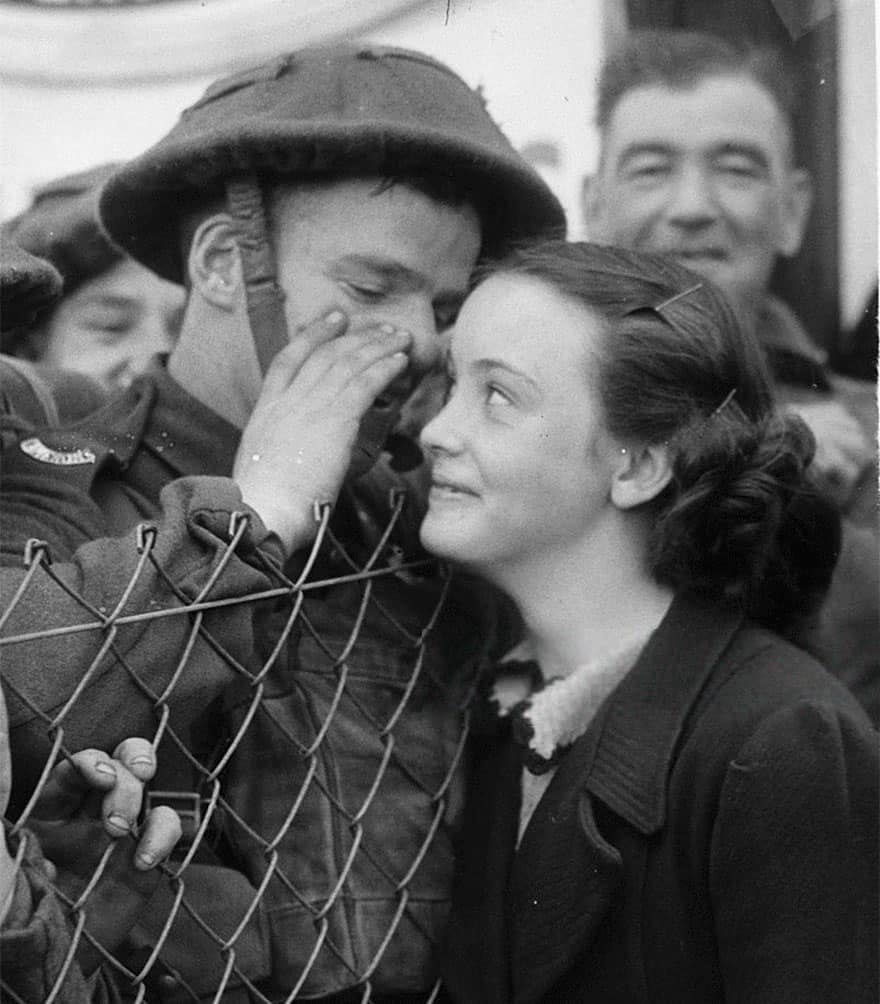 22 Beautiful Photos That Capture Love During Wartime Pulptastic