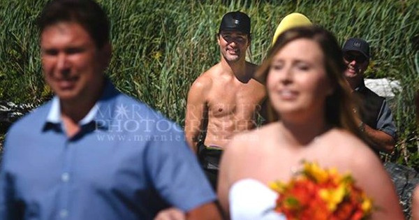 Tan And Shirtless Justin Trudeau Accidentally Photobombs 
