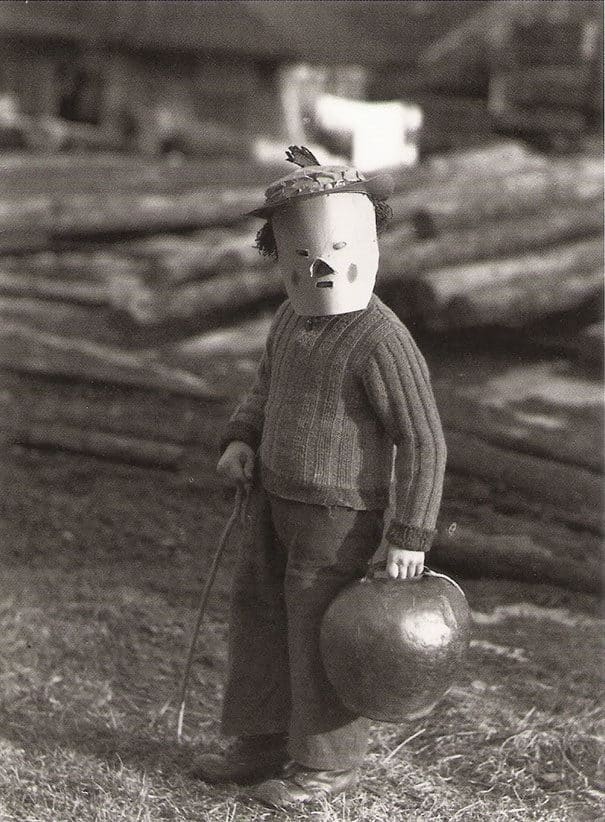 41 Old-Fashioned Halloween Costumes That Are Genuinely Terrifying