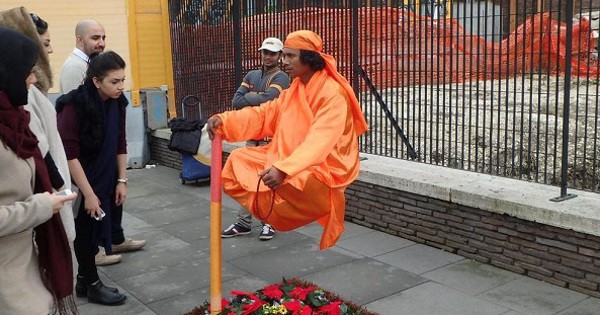 This Is How “Levitating” Street Performers Appear To Float In Mid Air -  Pulptastic