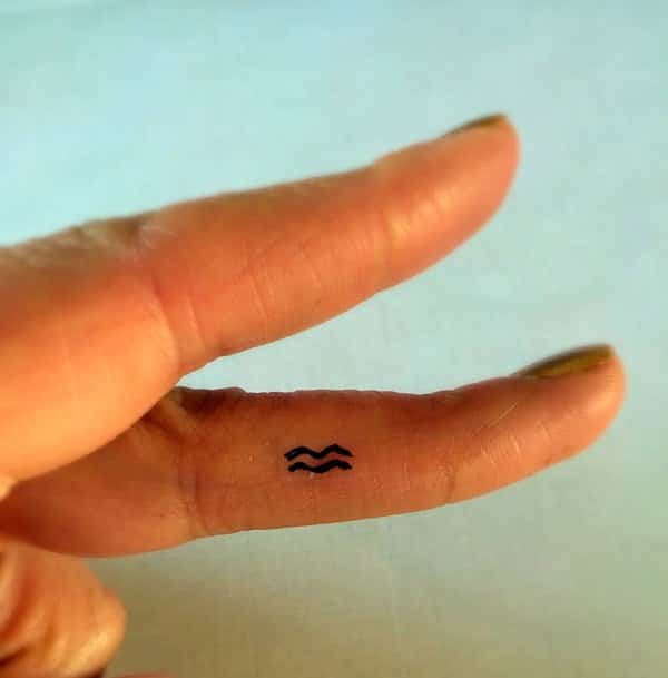 2.small .finger tattoos 01021763