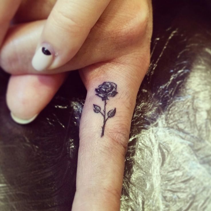 27.gothic.flower.finger.tattoo