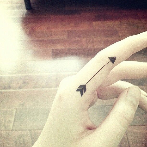 50.simple.arrow .finger.tattoo.Cute Black Colored Arrow Tattoo On Finger