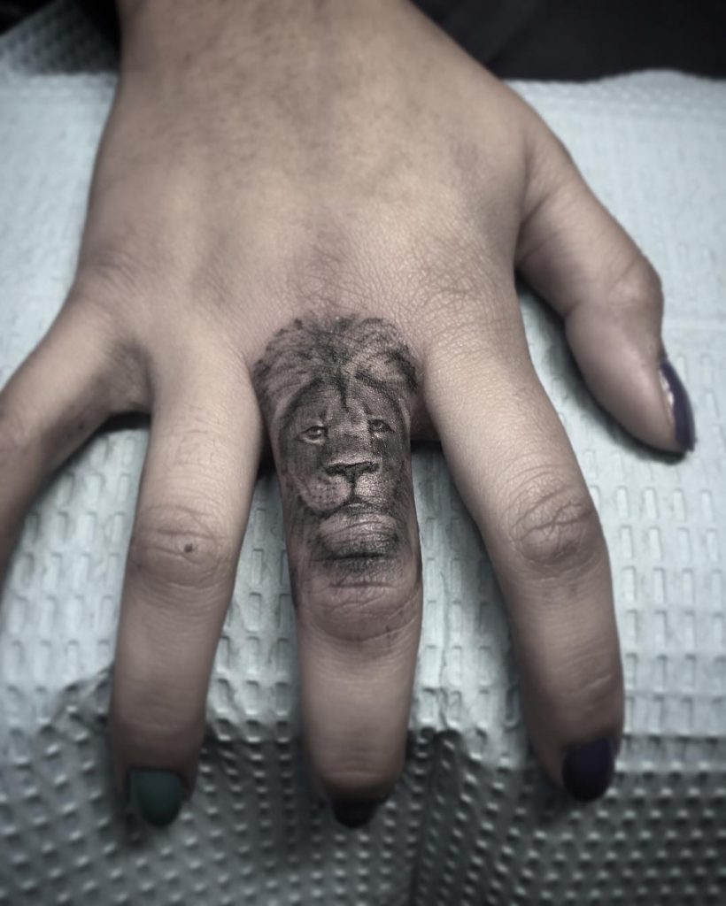 9.lion .finger.Lion Tattoos on Finger