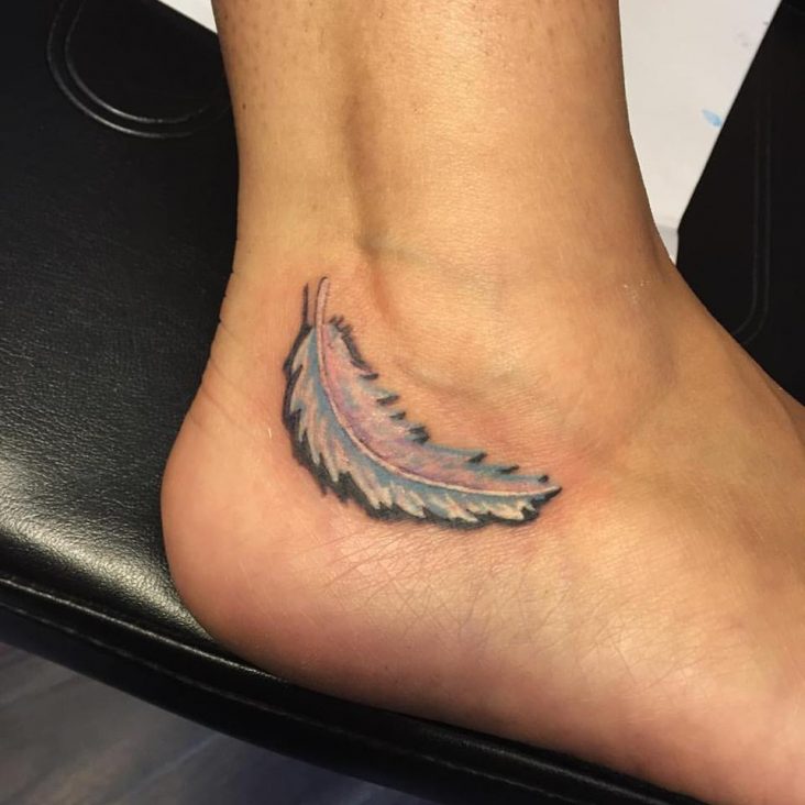 30 Beautiful Feather Tattoo Ideas for Women - Pulptastic