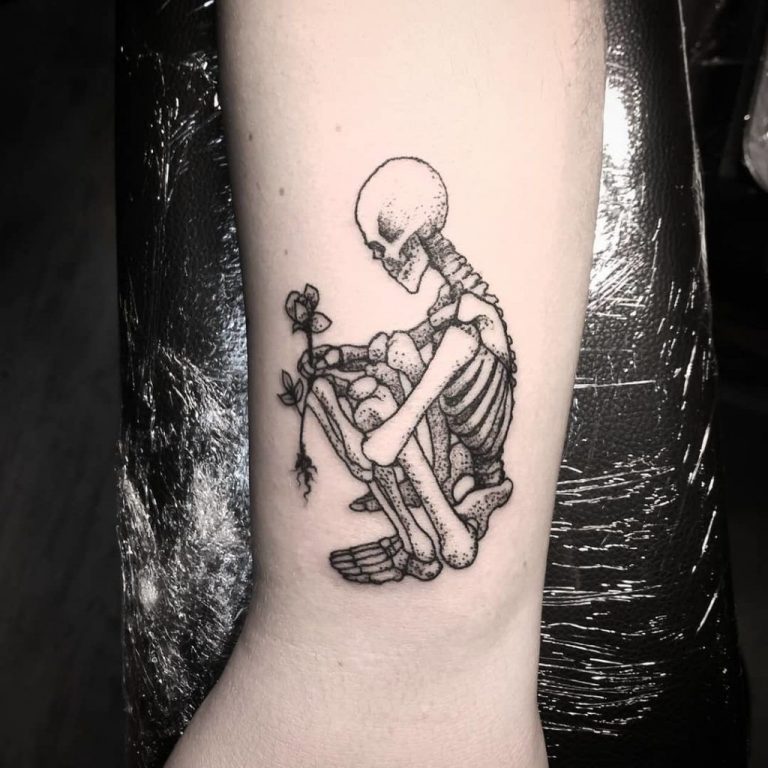 25 Frighteningly Cool Skeleton Hand Tattoo Designs
