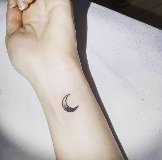 25 Beautiful Moon Tattoos for Women - Pulptastic