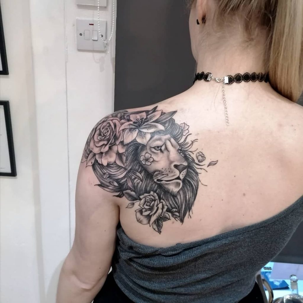 30 Stunning Shoulder Tattoos For Women (2021)