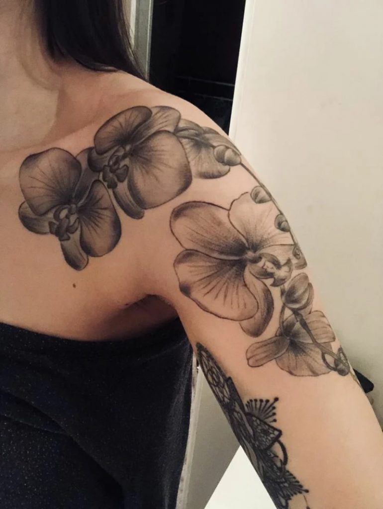 30 Stunning Shoulder Tattoos For Women 21