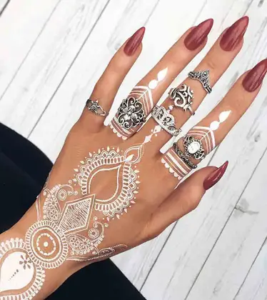 26 Elegant Henna Tattoo Designs For Women