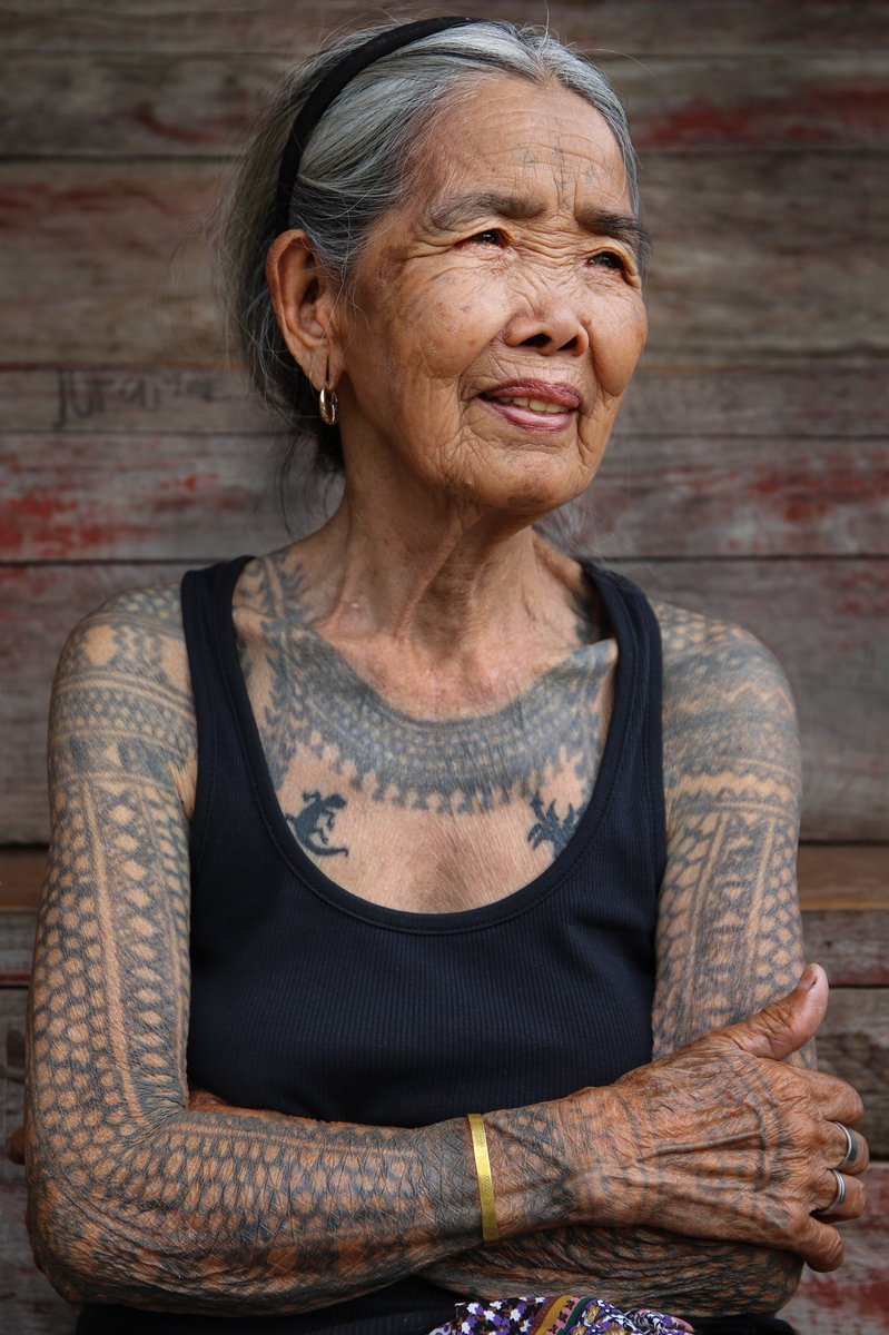 Филиппинская татуировщица
