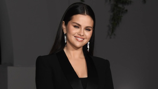 Selena Gomez Cancels Tonight Show Appearance After Testing Positive For ...