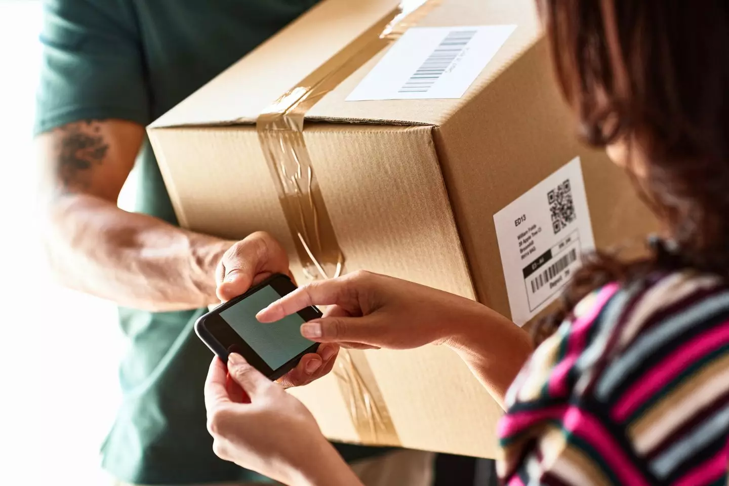 Police have urged people to be vigilant when opening their doors to receive deliveries. (Getty Stock Image)