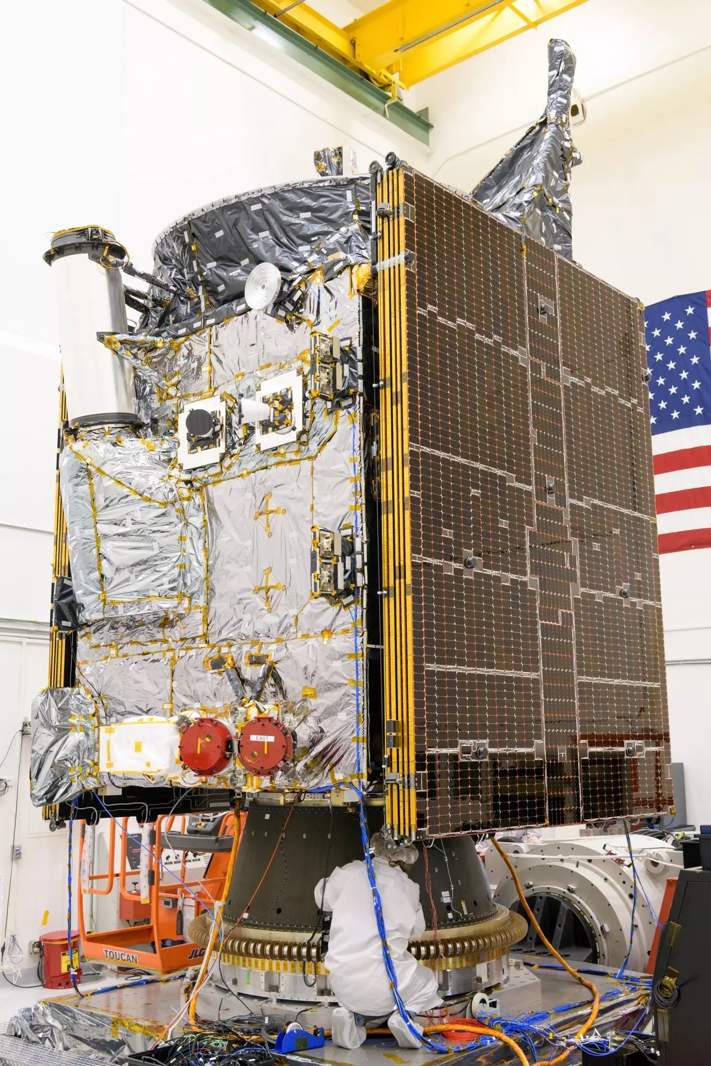 The full flight system, including the spacecraft’s two five-panel solar arrays, is about the size of a singles tennis court. (NASA/JPL-Caltech)