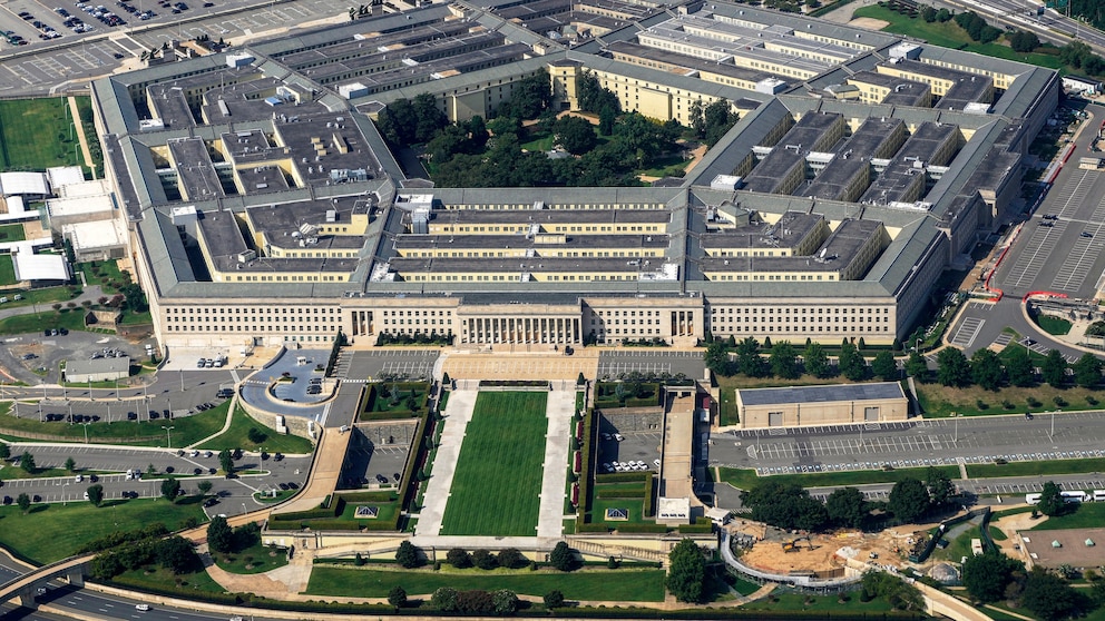 Judge orders Pentagon to lift policy that journalists be accompanied by an escort