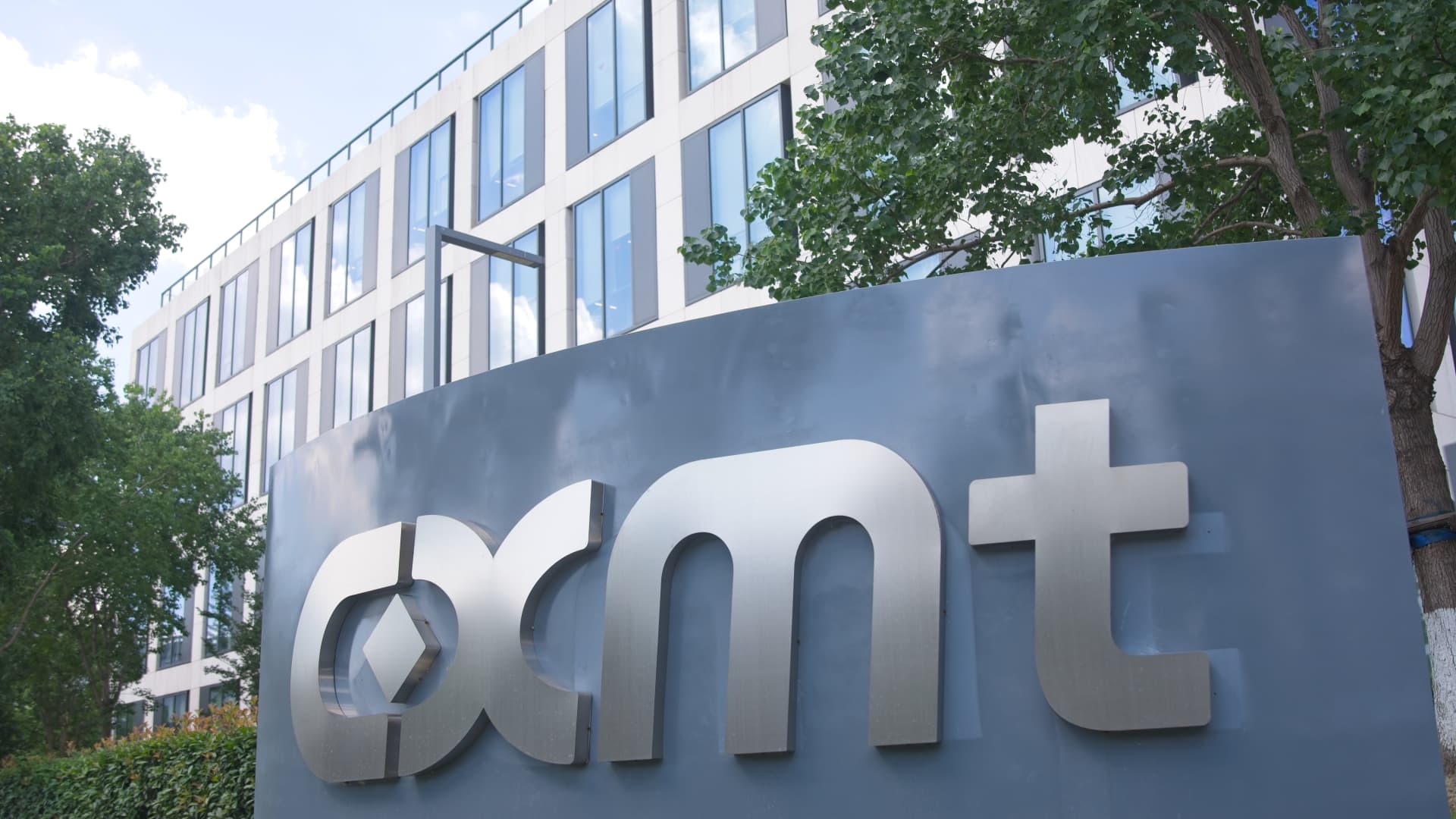 Oil prices sink 5% and Asian shares gain as Chinese chipmaker CXMT soars in Shanghai trading debut