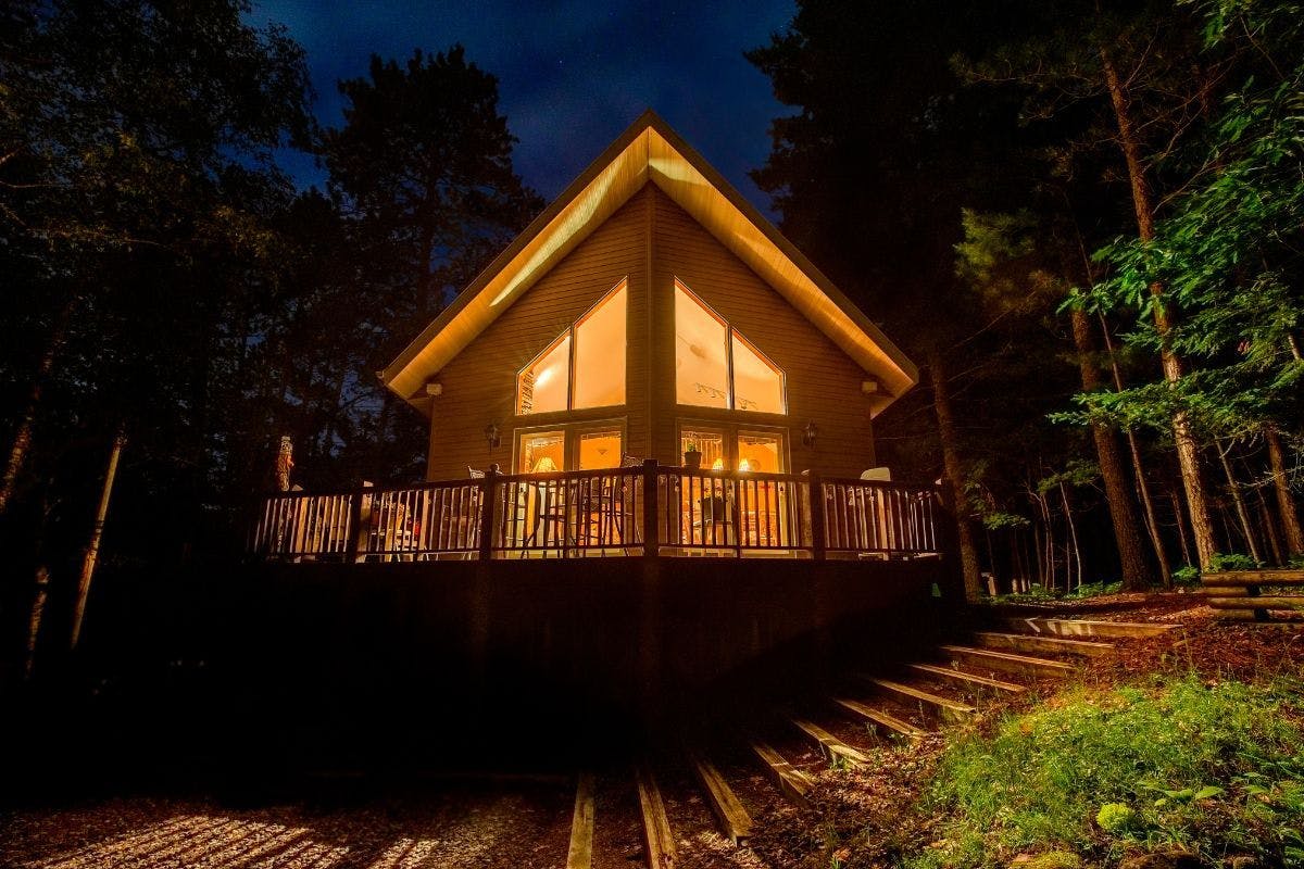Battery bank or generator? How to choose the best backup power for your home during an outage