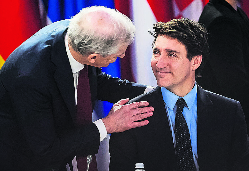 Perry and Trudeau posing for a selfie together