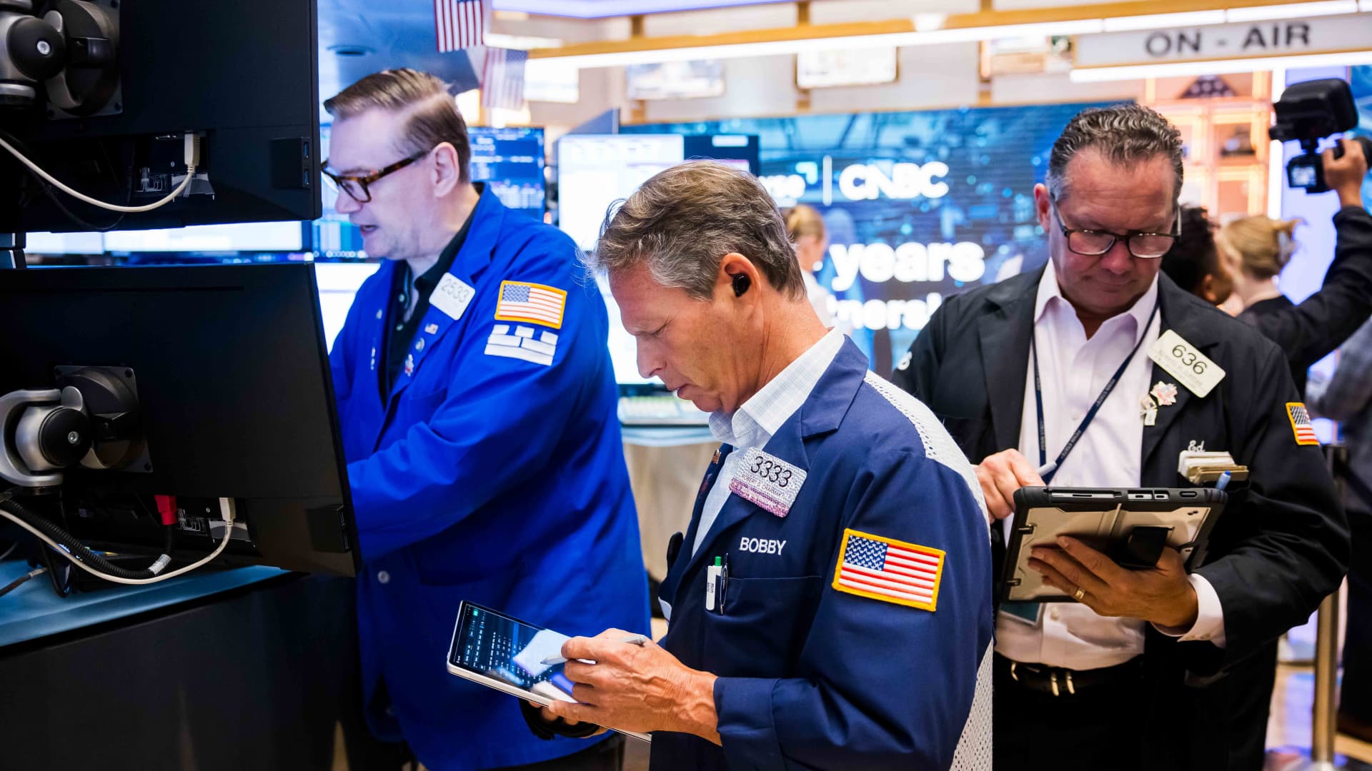 Wall Street inches higher as markets absorb war, tariffs, high energy costs and AI anxiety