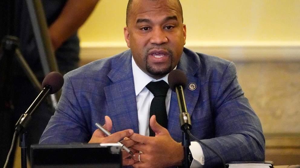 Mississippi district attorney pleads guilty to bribery conspiracy and resigns