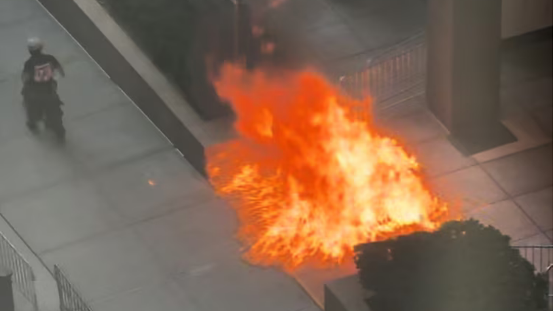 Person in custody after smoke and flames erupt outside New York federal building, FBI says