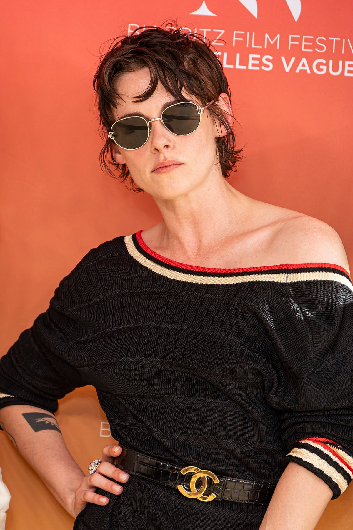 Kristen Stewart is wearing short shorts on the red carpet again