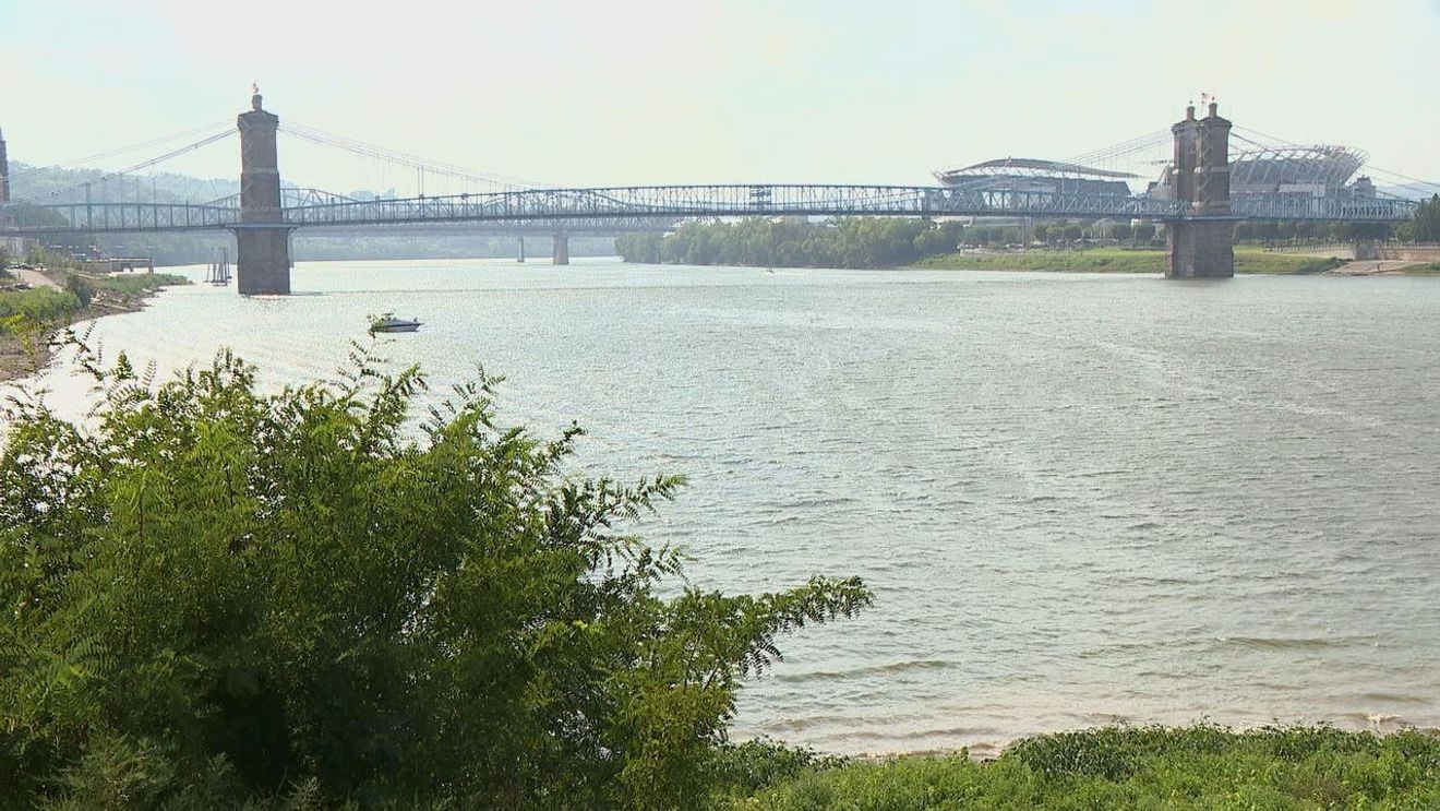 Attempt to save a struggling swimmer leaves 5 dead in an Ohio river