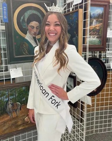 Brynn Carnesecca posing in her pageant title