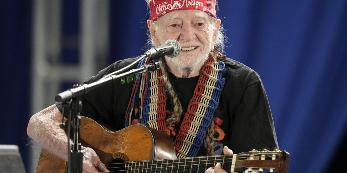 Willie Nelson says Americans must fight ‘water thieving’ AI data centers ‘invading’ Texas farmland
