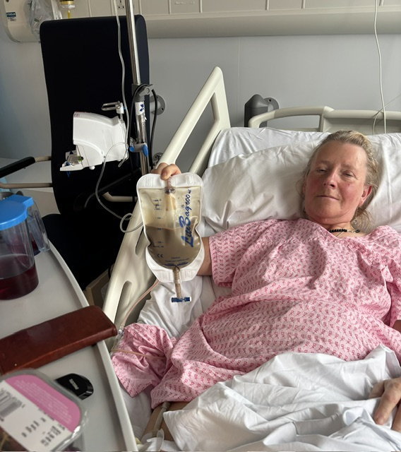 Mom diagnosed with bowel cancer denied surgery after struggling to use toilet for two weeks