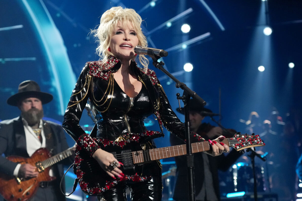 Dolly Parton made selfless offer to doctors during cancer battle before death, singer’s sister reveals