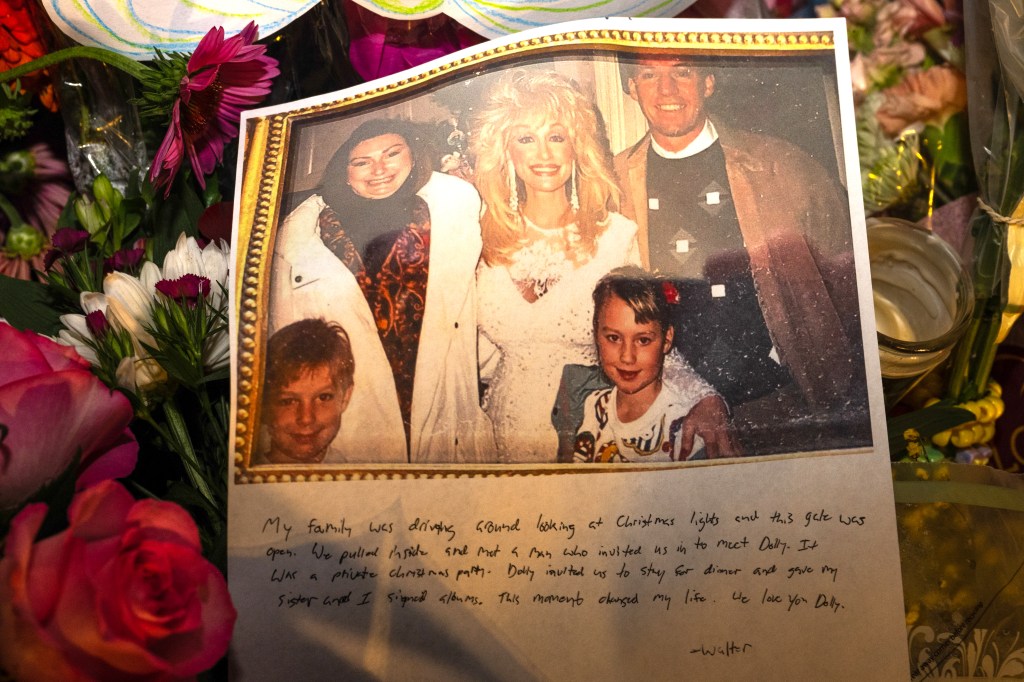 Dolly Parton fans mourn legend’s passing with flowers and handwritten notes left outside her Tennessee home