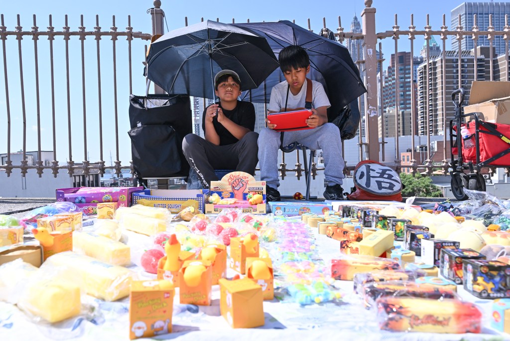 Kids as young as 11 among the illegal vendors swarming Brooklyn Bridge: ‘They are everywhere’