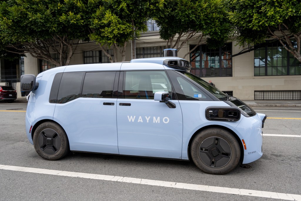 Moment Waymo smashes into minivan at California Costco in new video