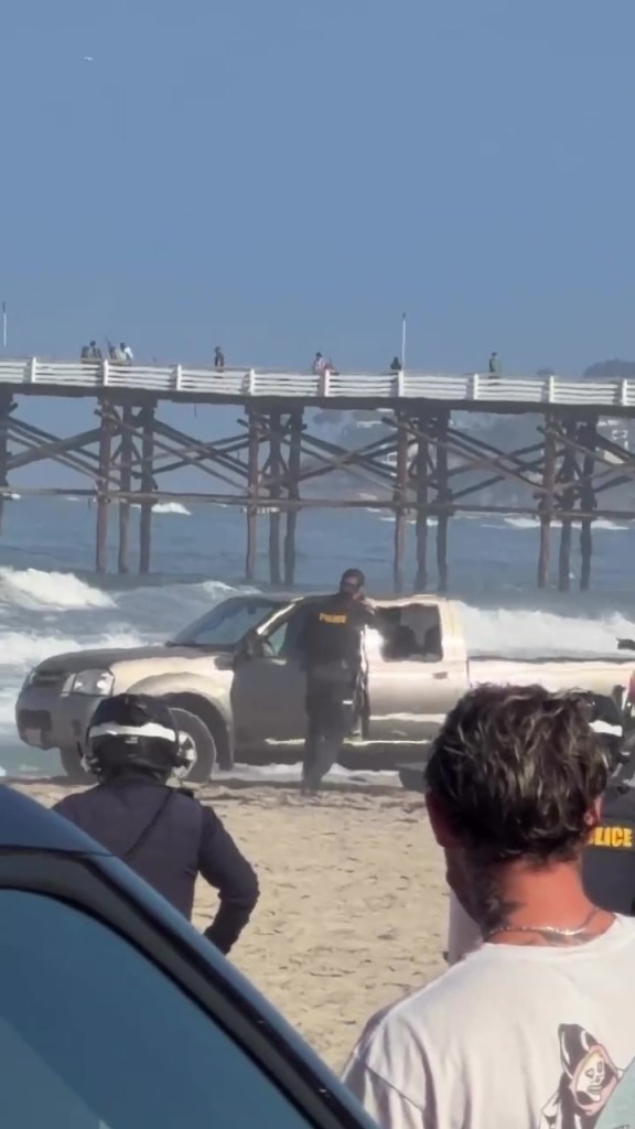 Wild police chase ends up on Pacific Beach in California in front of sunbathers