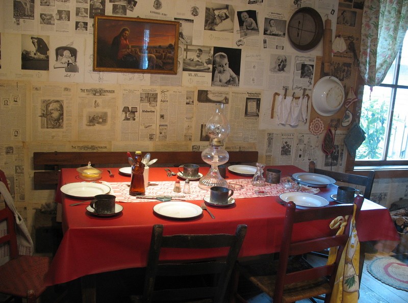 Inside the 2-room cabin where Dolly Parton grew up — a humble home she recreated for Dollywood