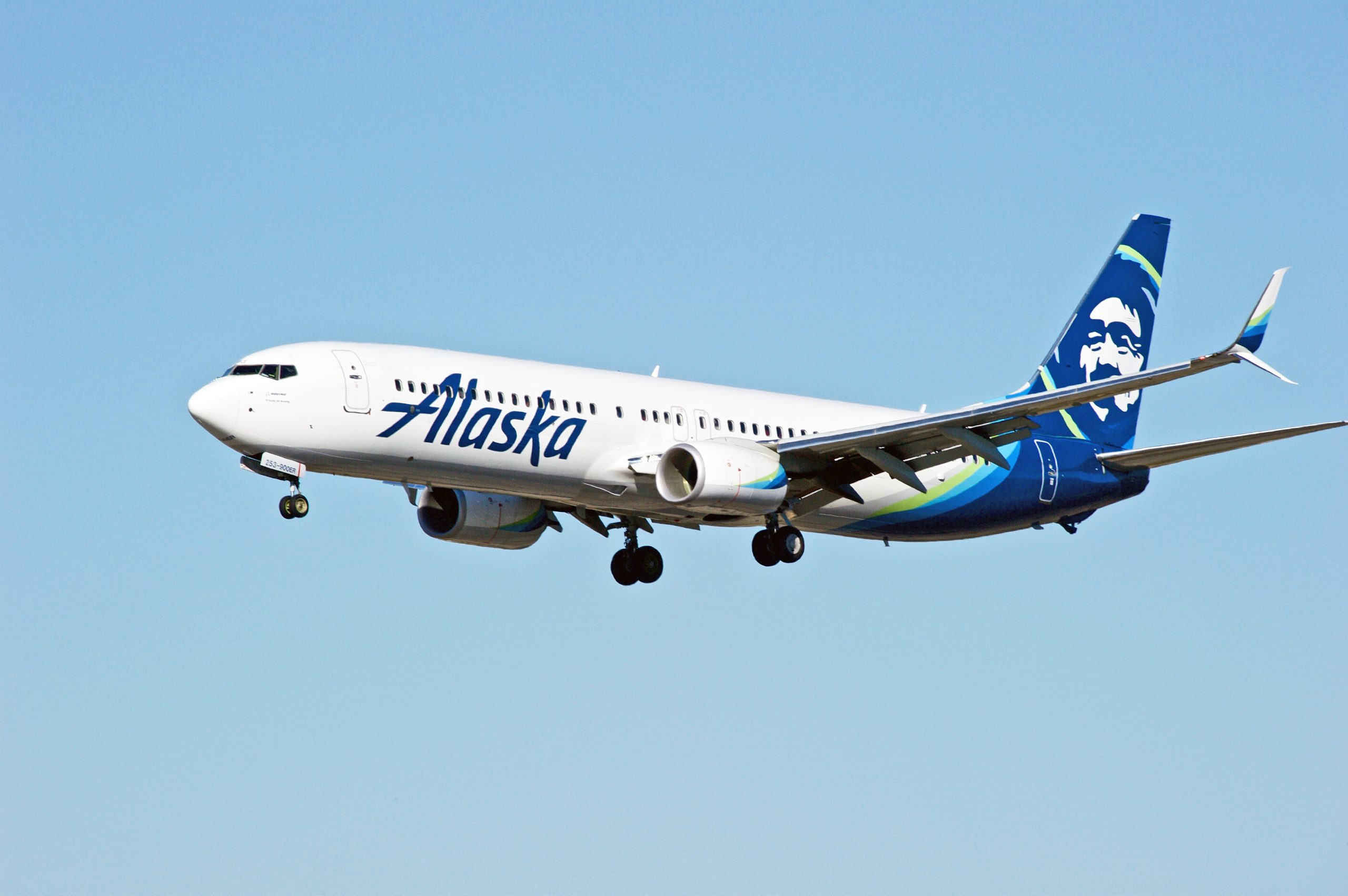 Unruly Alaska Airlines plane passengers allegedly threatened to take over jet before it left Miami: ATC audio