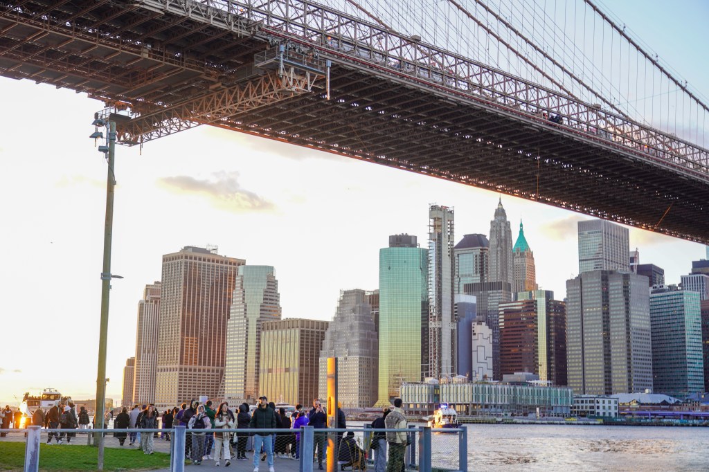 Naked nutjob jumps from Brooklyn Bridge after erecting flags