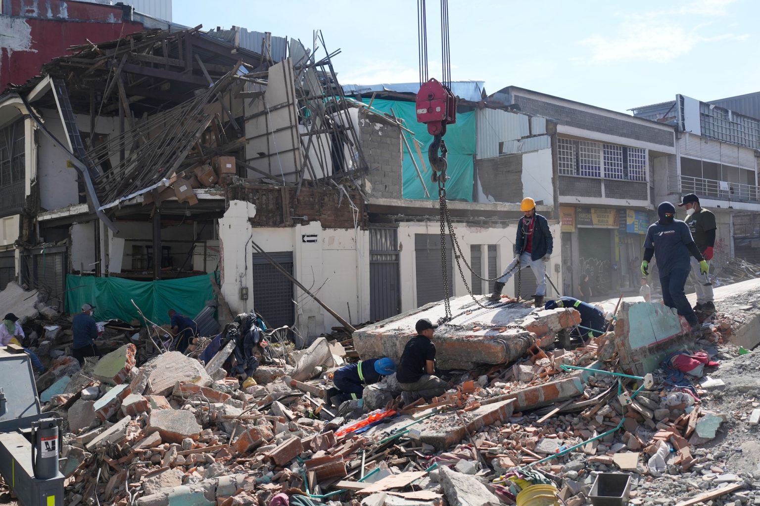 Heartwarming moment girl, 6, donates her piggy bank for Colombian earthquake victims: video