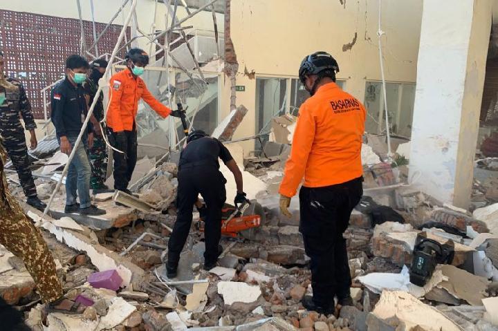 At least 20 dead, buildings toppled after magnitude 7.7 earthquake strikes off Indonesia’s coast