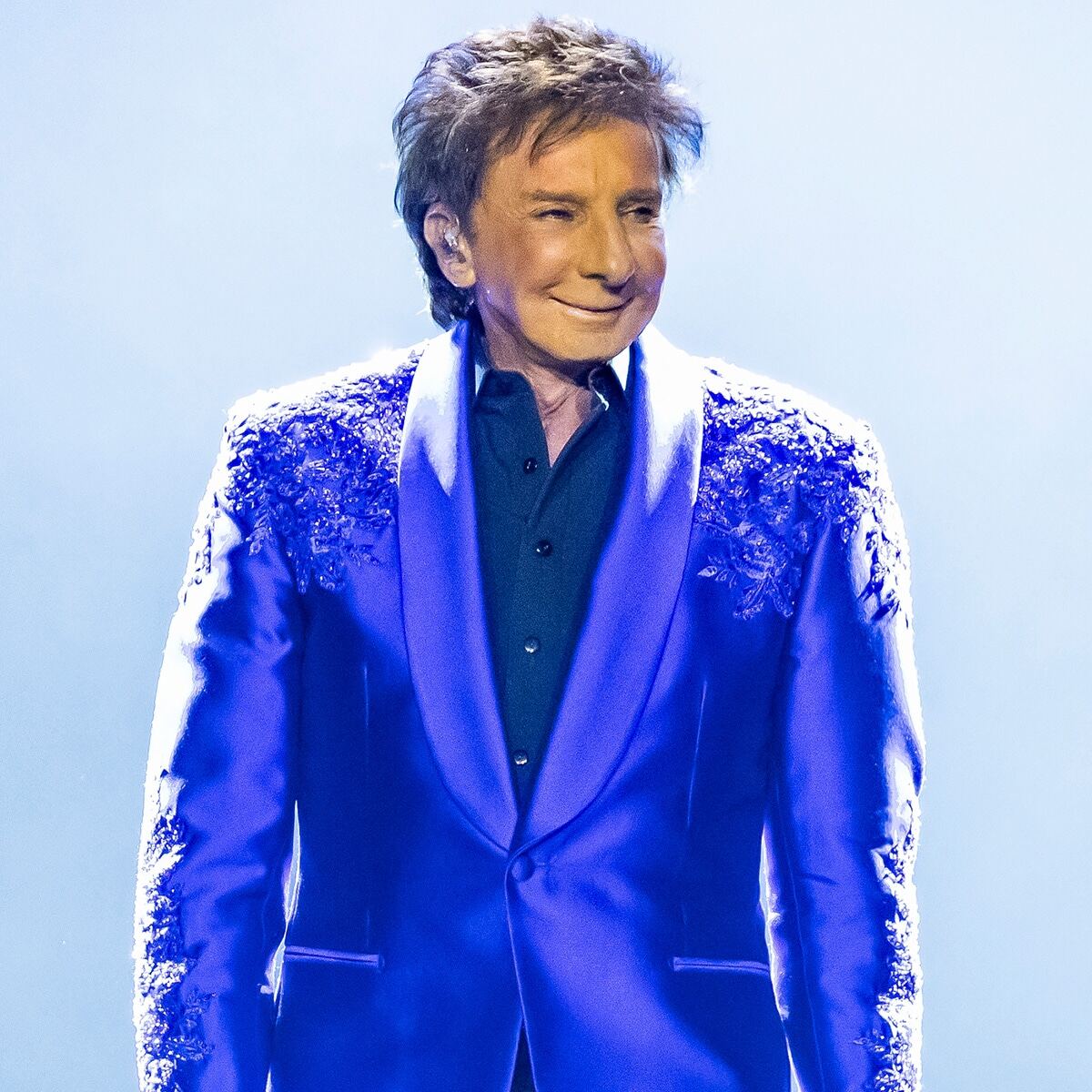 Barry Manilow cancels more concerts at last minute as fans pray for him after lung cancer battle