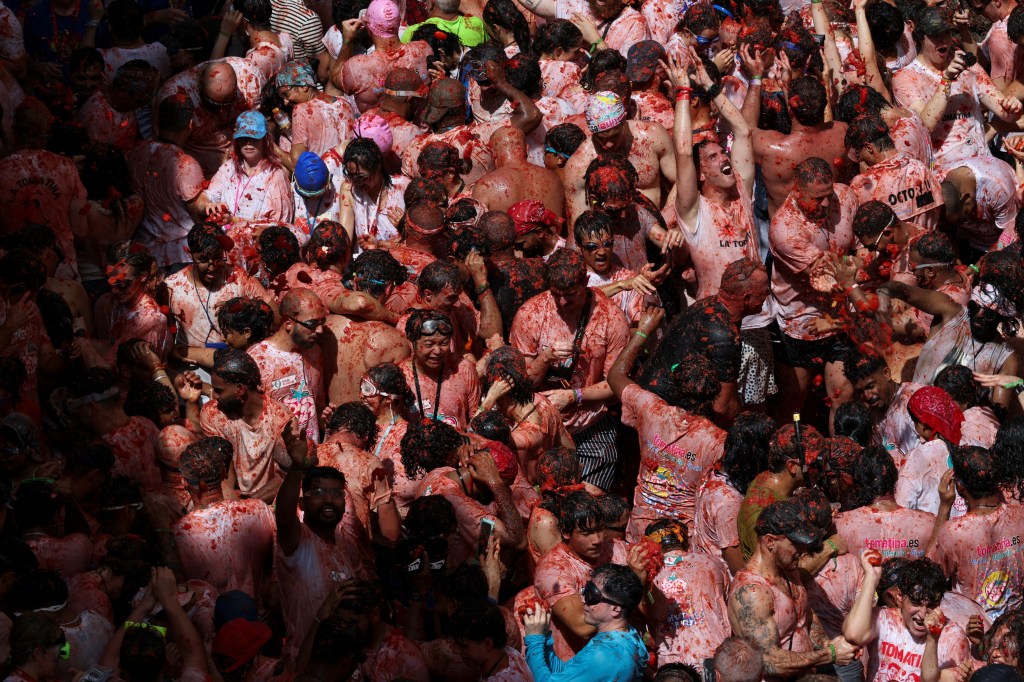 Thousands descend on Buñol, Spain for annual La Tomatina food fight
